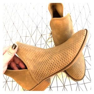 Size 9 tan vented tan slip on light brown booties